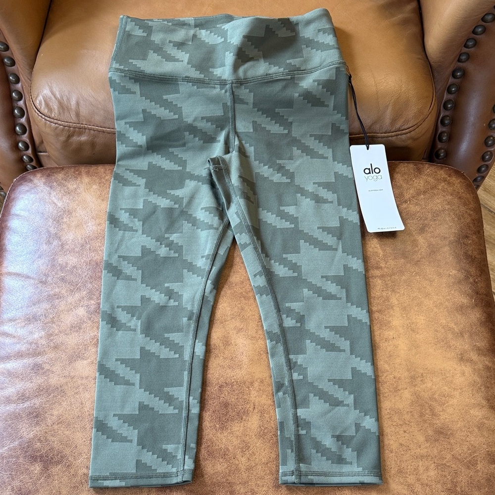 NWT Alo Yoga Airbrush Capri Leggings Sz XS Jungle Houndstooth Green